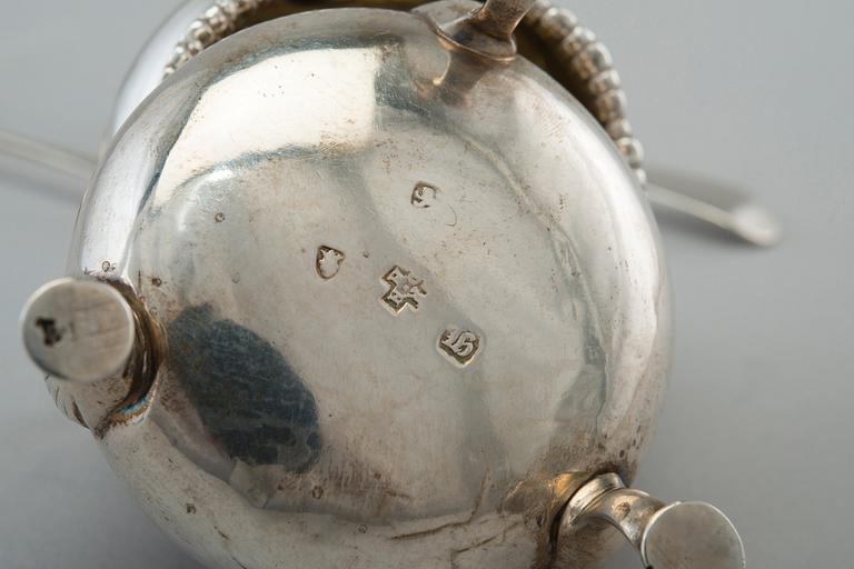 ETT PAR SALTKAR, sterling silver. D & R Hennell London 1763. Höjd 4 cm, vikt 106 g.