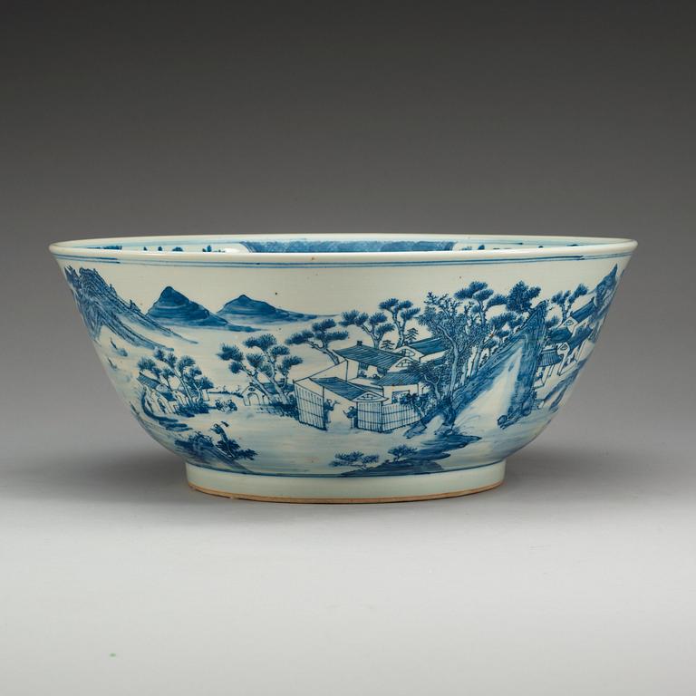 A large blue and white bowl, Qing dynasty, 19th Century.