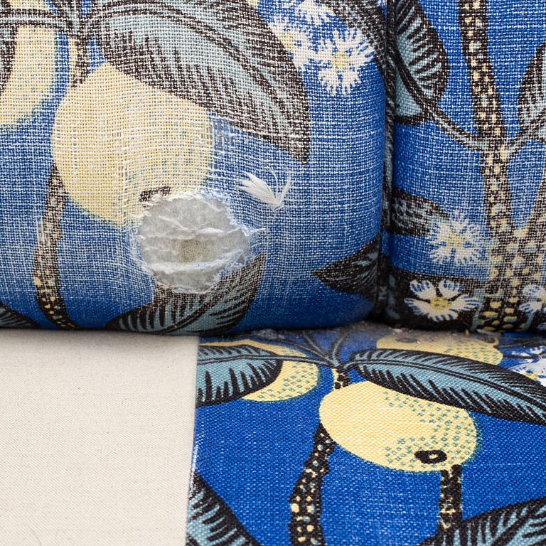 Josef Frank, a model 703 sofa, Firma Svenskt Tenn.