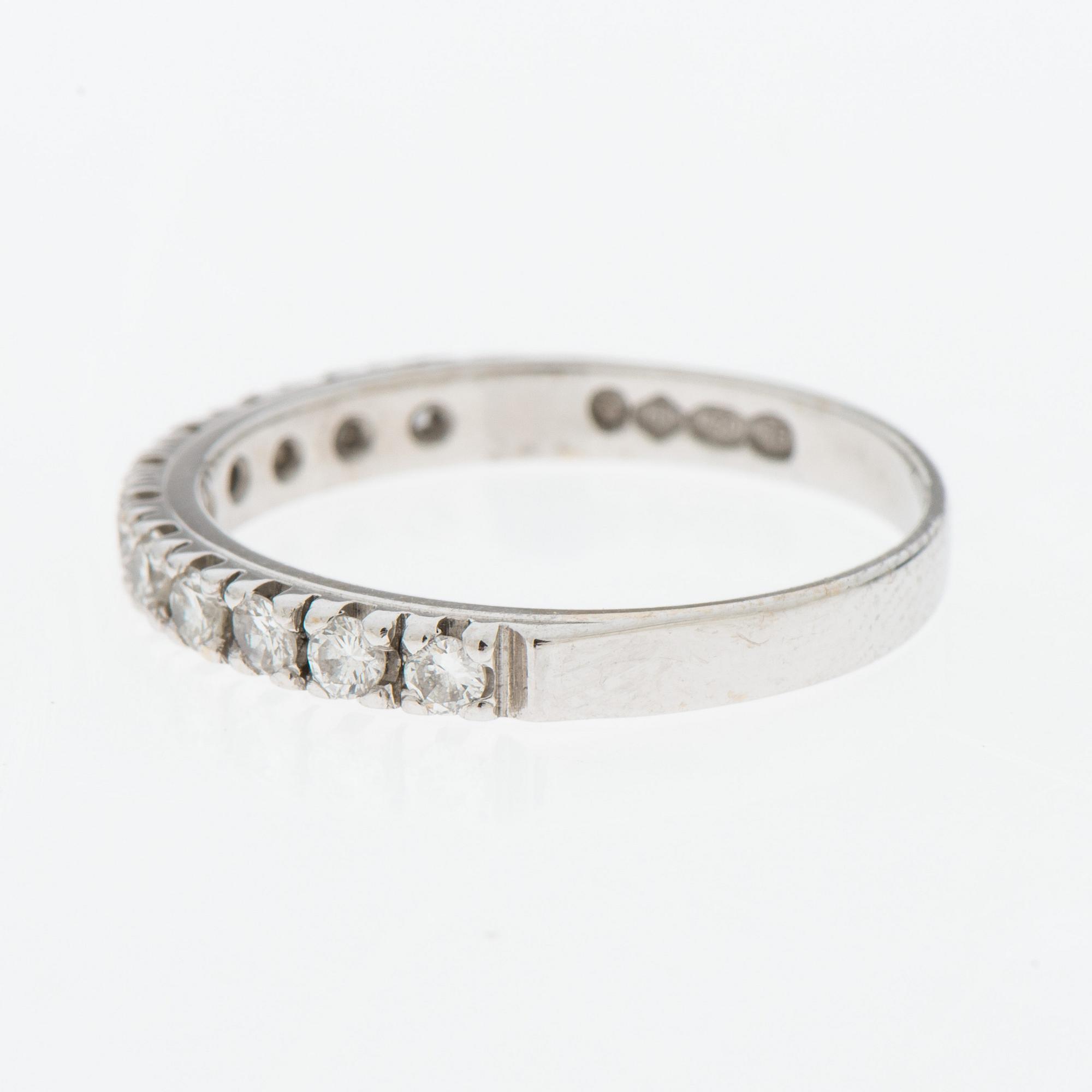 RING, briljantslipade diamanter, 18K vitguld. A. Tillander 1981.