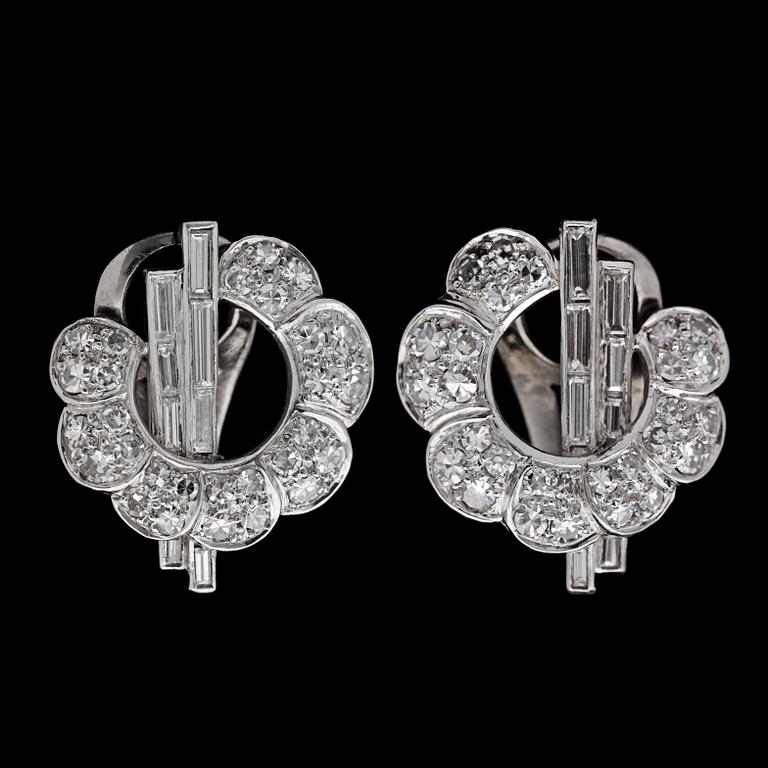 A pair of diamond Art deco earrings, tot. app. 3.20 cts.