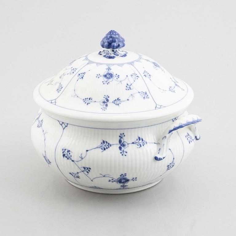 A Royal Copenhagen plain fluted/musselmalet tureen with cover, (1894-1900). Model no 224.