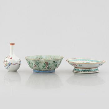 Five Chinese porcelain pieces, late Qing dynasty and 20th century.