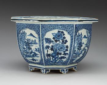 A large blue and white flower pot, Qing dynasty, Qianlong (1736-95).