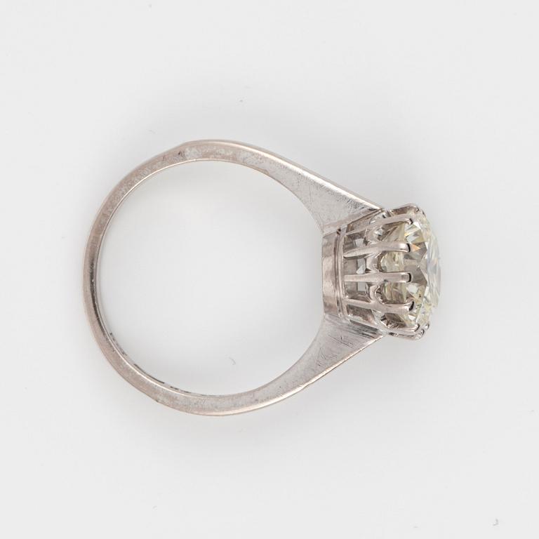 A 3.08 cts brilliant-cut diamond solitaire ring. Quality circa J-K/SI2.