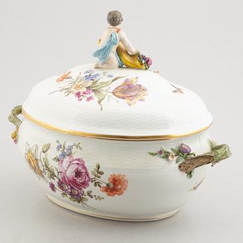 A porcelain tureen with stand. KPM Berlin, germany, around 1900.