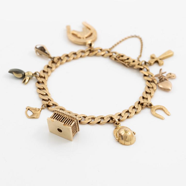 Bracelet 18K gold with charms.