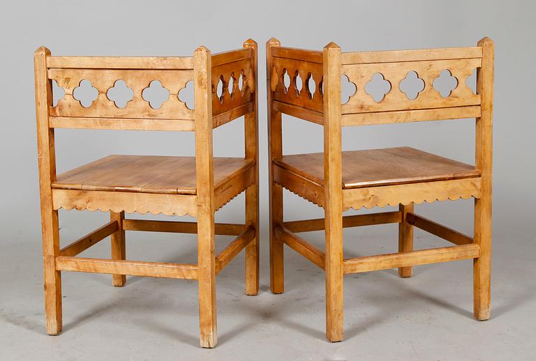 HÖRNSTOLAR, 1 par, fästmansmodell, sekelskiftet 1900.