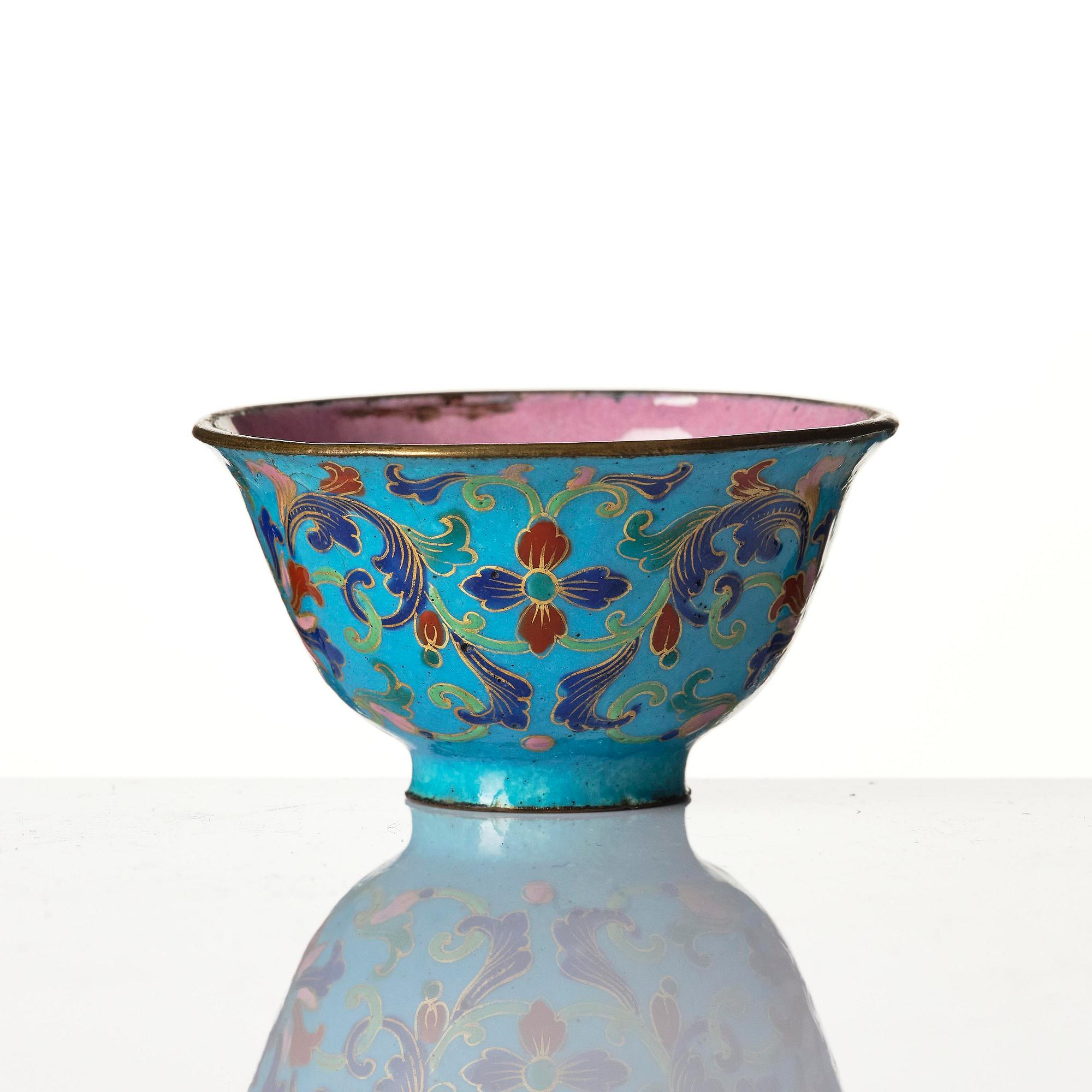 Bägare samt kopp med fat, emalj på koppar. Qingdynastin, 1700/1800-tal.