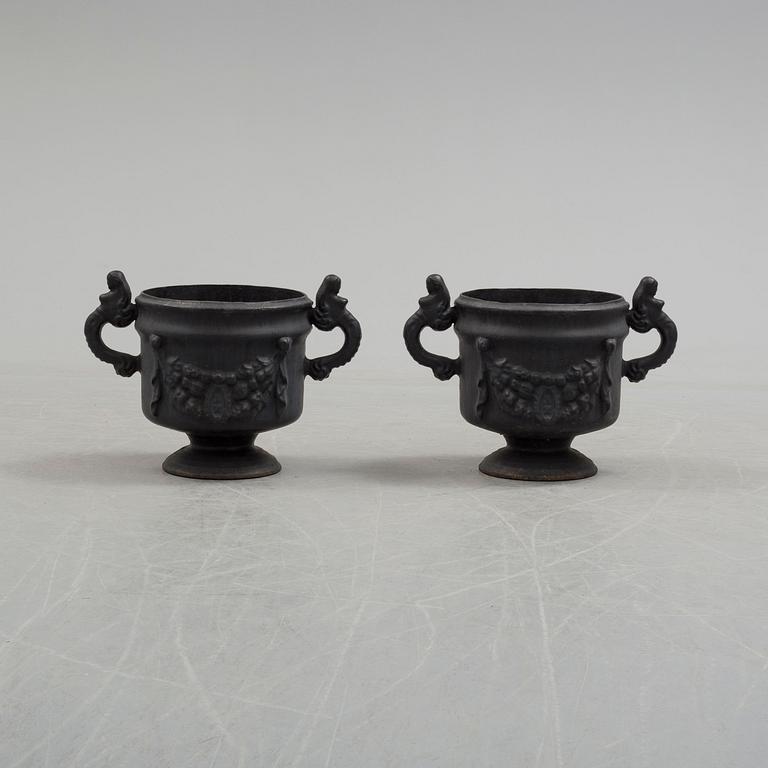 A pair of 20th century garden urns.