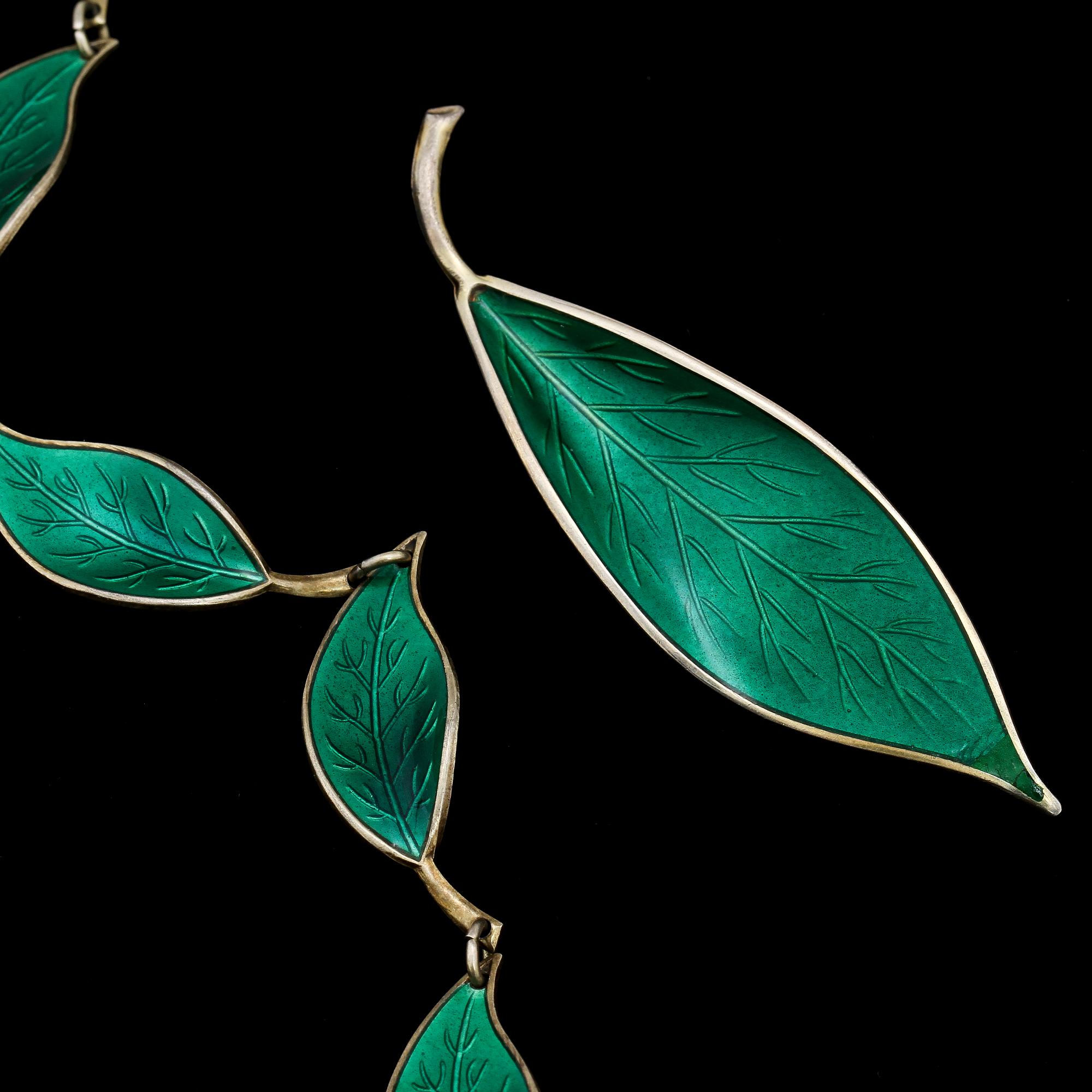 HALSBAND samt BROSCH, sterlingsilver med emalj, Willy Winaess, David Andersen, 1950-tal.