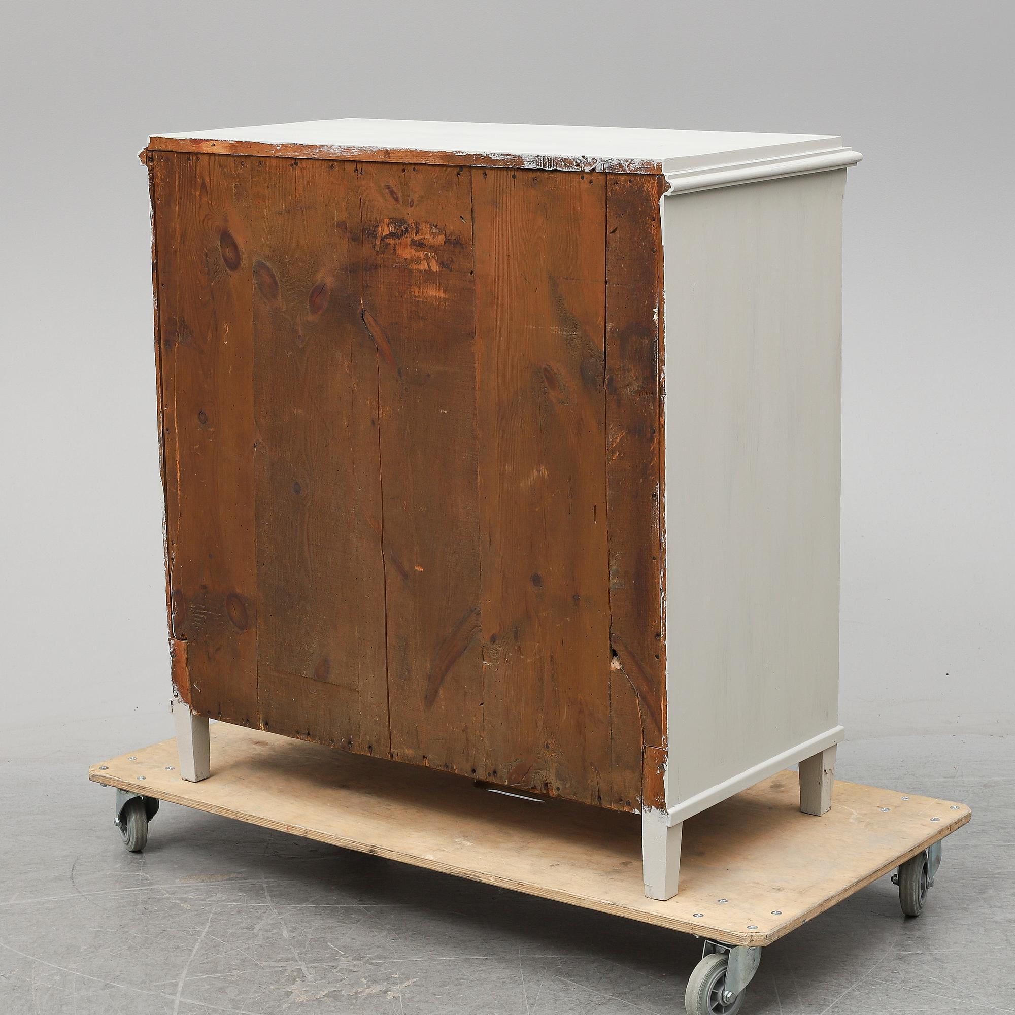 A first half of the 20th Century chest of drawers.