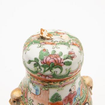 Bowl and cover urn, China, Canton, 18th/20th century.