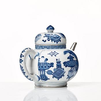 A large blue and white tea pot with cover, Qing dynasty, Kangxi (1662-1722).