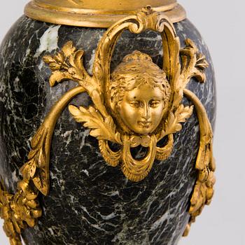 DEKORATIONSURNOR ETT PAR, brons och granit, Ryssland/Frankrike 1800-talets slut.