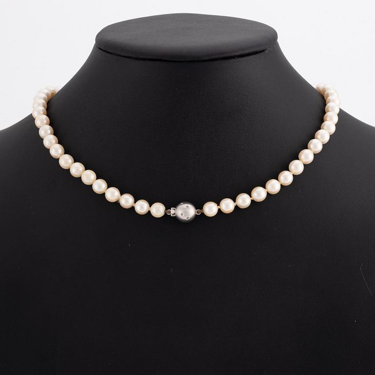 Pärlcollier, odlade pärlor med lås i 18K vitguld med små diamanter.