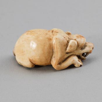 NETSUKE, ben, Japan. 1900-talets första hälft. Undertill otydl. märkt Yamakawa?.