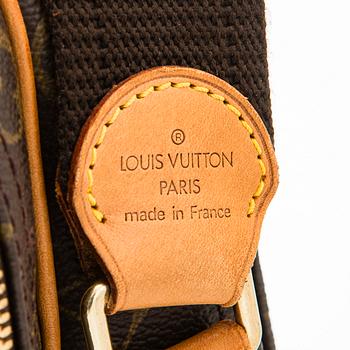 Louis Vuitton, a Monogram Canvas 'Reporter GM' bag.