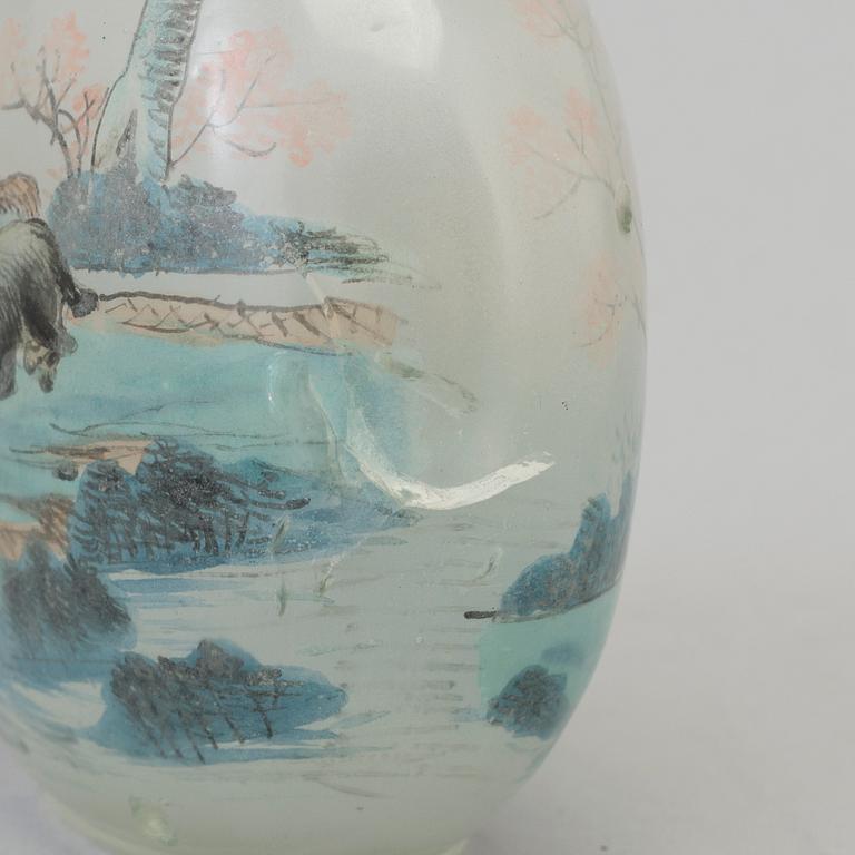 A large Chinese glass snuff bottle, circa 1900.