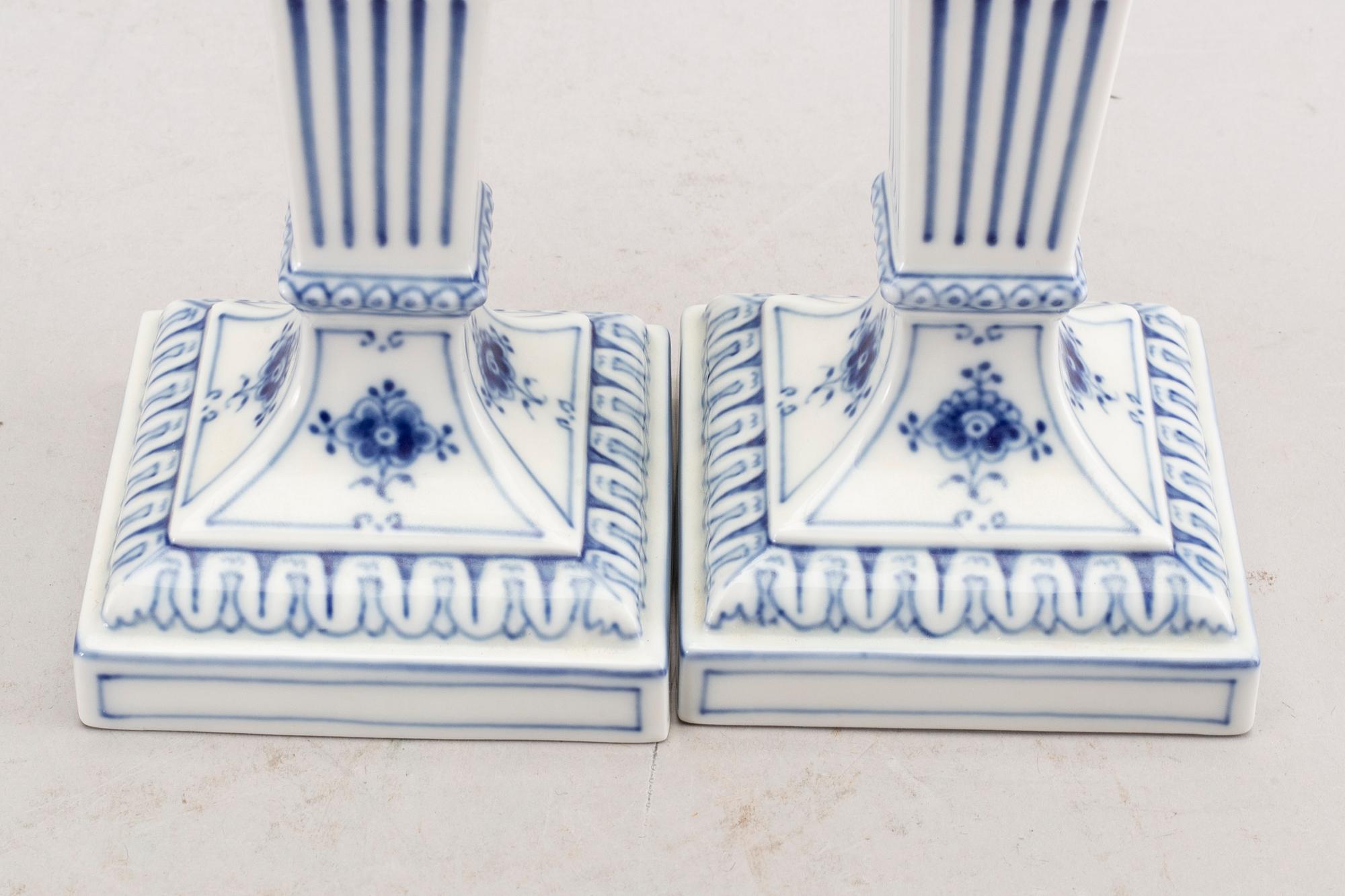 LJUSSTAKAR ett par "Musselmalet" Royal Copenhagen Danmark 1900-talets andra hälft porslin.