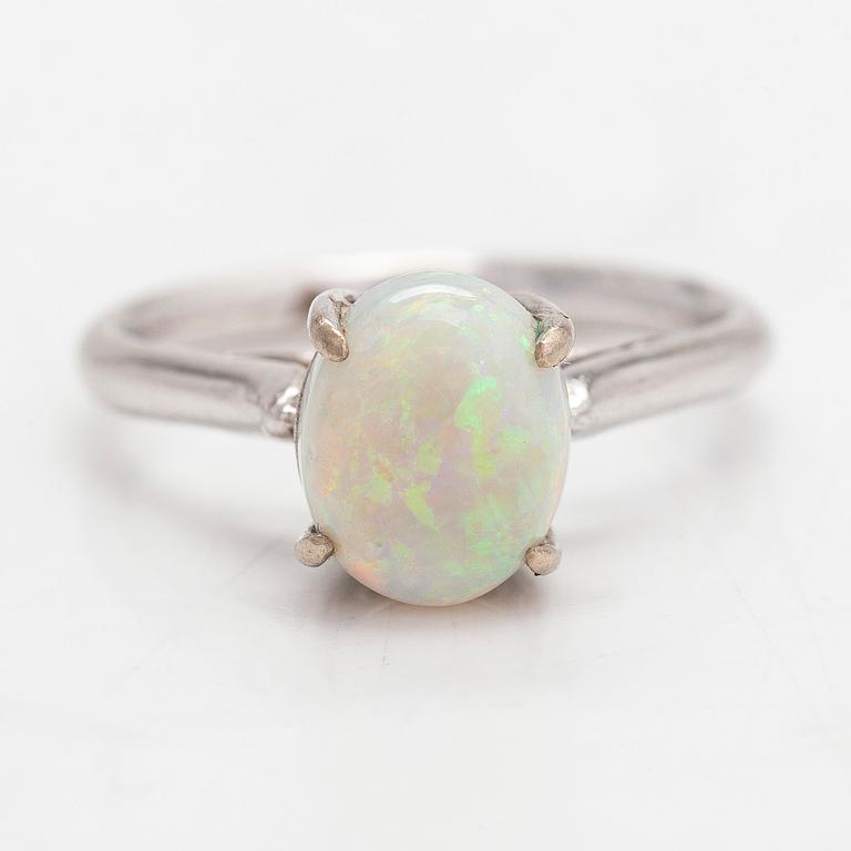 An 18K white gold ring with an opal.