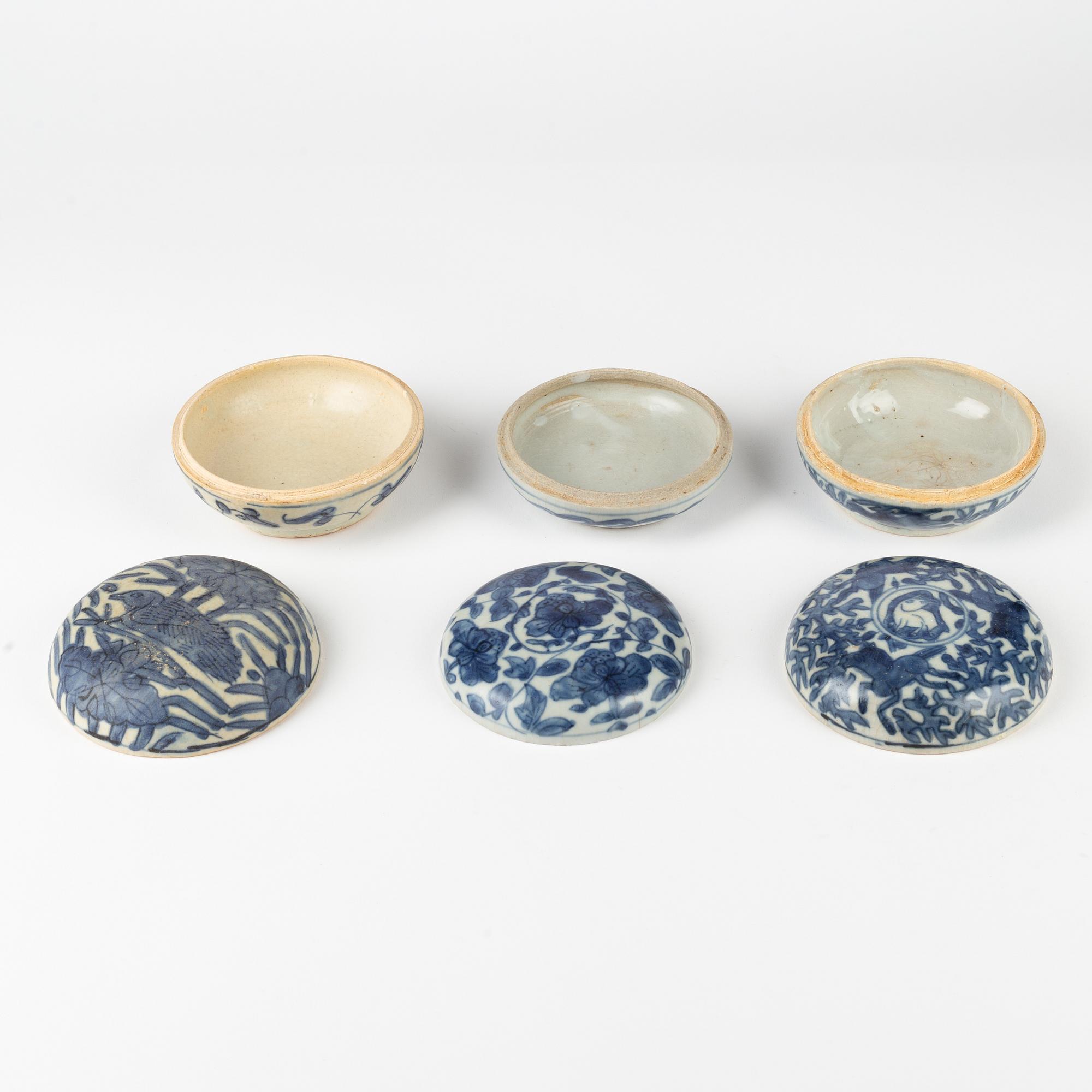 A group of three blue and white boxes with covers, Ming dynasty (1368-1644).