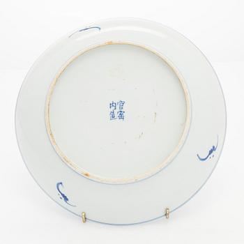A blue and white lotus porcelain dish, Qing dynasty, 19th century.