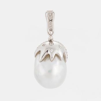 PENDANT, 18 carat white gold with South Sea pearl and diamonds approx. 0.77 cts, according to information.