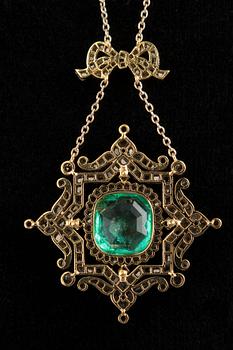KAULAKORU, smaragdi n. 4.8 ct, ruusuhiottuja timantteja n. 1.4 ct. 18K kultaa, hopeaa. Paino 11,5 g.