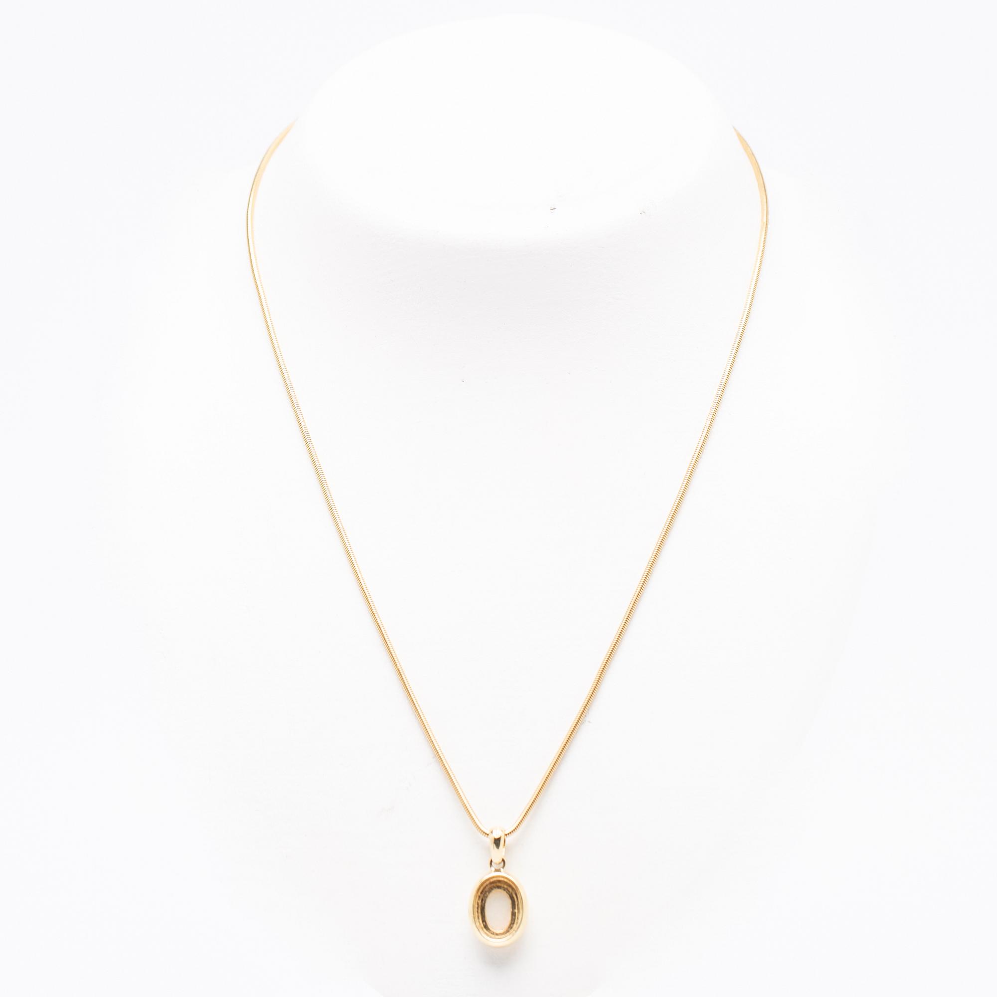 Necklace, 18k gold with opal.