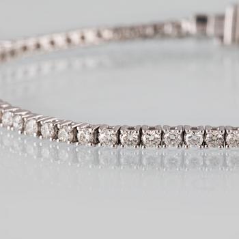 ARMBAND, 18K vitguld med 27 briljantslipade diamanter 2.29 ct. Vikt 9,6 gram.