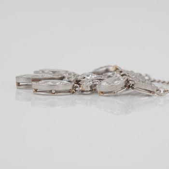 COLLIER med navette- dropp- samt briljantslipade diamanter, totalt ca 3.00 ct.