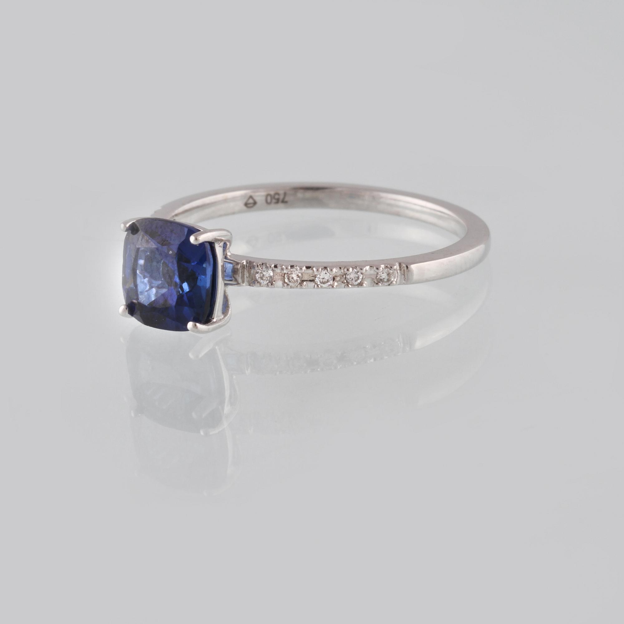 RING, 18K vitguld med briljantslipade diamanter ca 0.04 ct samt fasettslipad blå safir. Vikt 1,9 gram.