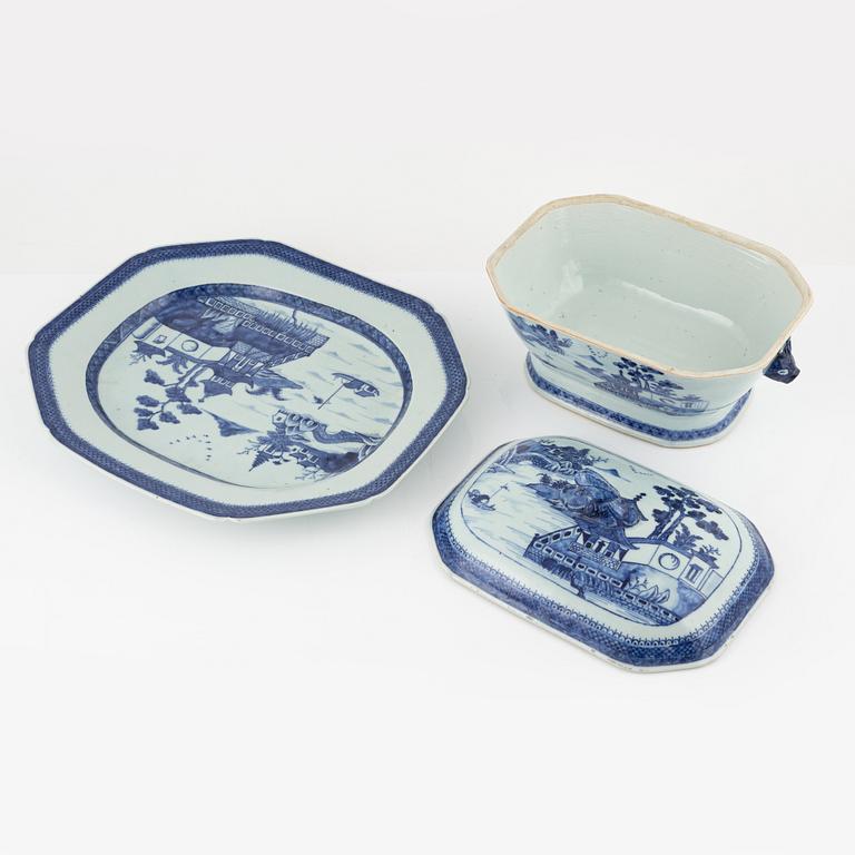 A blue and white porcelain tureen with lid and stand, China, Qianlong (1736-95).
