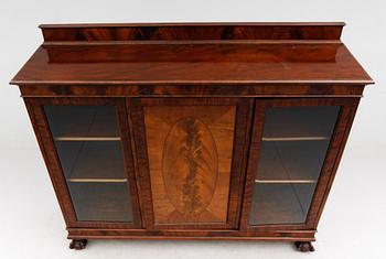 VITRINSKÅP, 1900-talets första hälft, England.