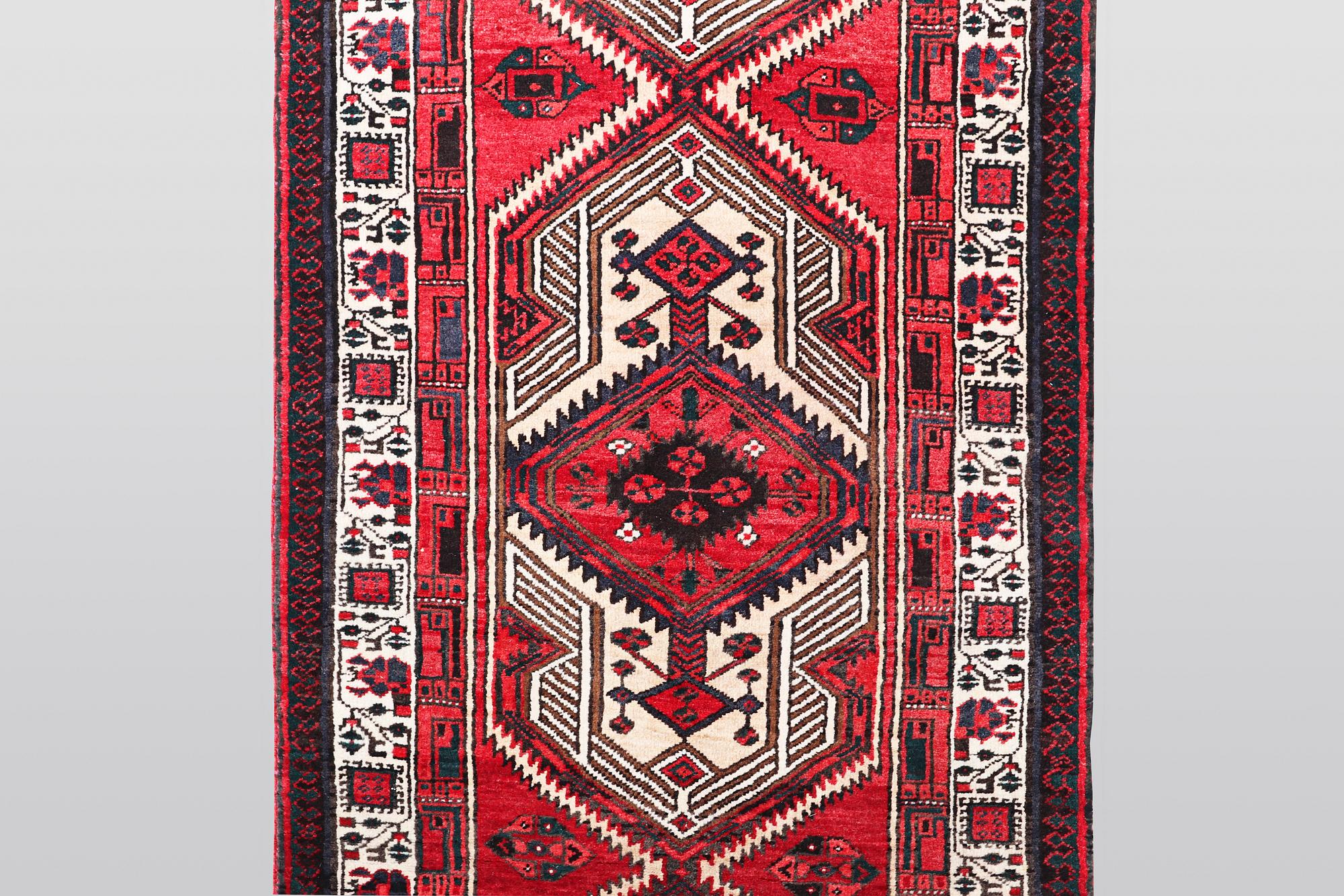 A runner, Sarab, ca 348 x 104 cm.
