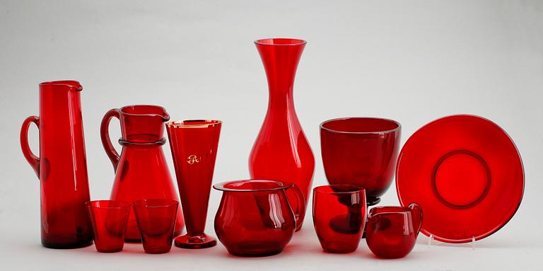 SAMLING GLASFÖREMÅL, 11 delar, rött glas, mestadels Reijmyre, 1900-talets mitt.