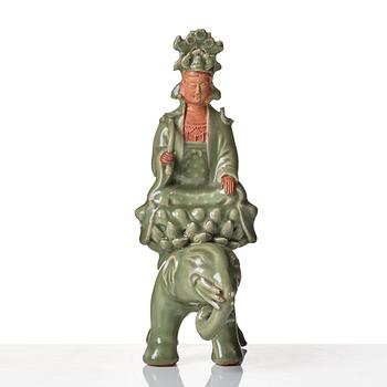 Guanyin, keramik. Troligen Longquan, Mingdynastin 1600-tal.