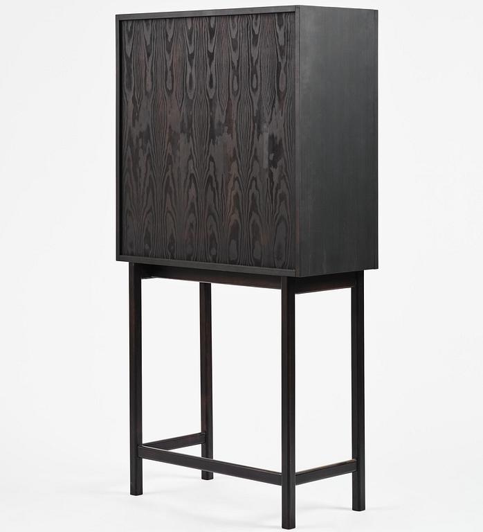 Mathieu Gustafsson, skåp, prototyp, "Tecknaren", utfört av snickarmästarna Markus Karlbom & Hannu Hietamäki, Burhult, 2024.