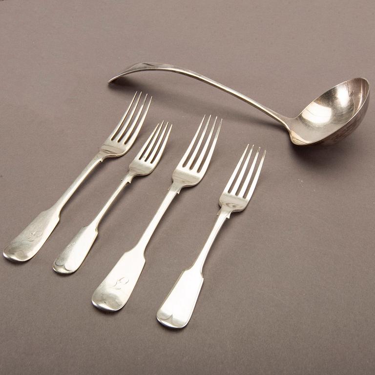 An English 20th century 21 pcs of silver cutlery, different makers, total weight ca 1120 gram.