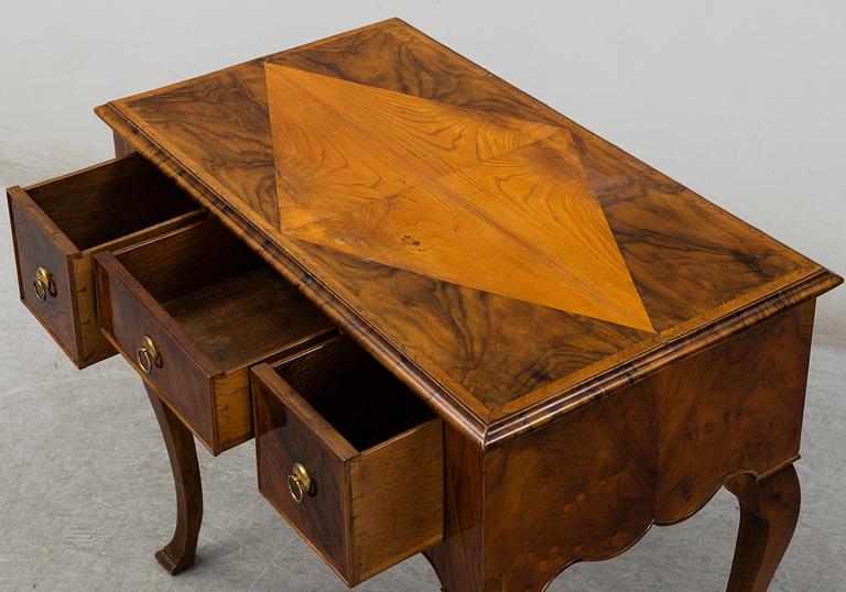 BORD, senbarockstil, omkring år 1900.
