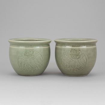 A pair of chinese flower pots and a bojan, China 19th/20th century.