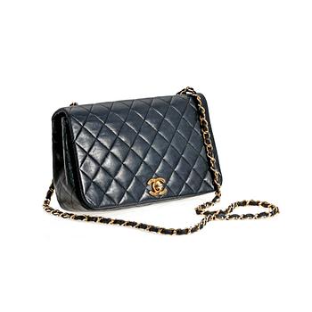 1220. A black quilt leather shoulder bag by Chanel.