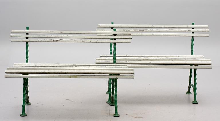 TRÄDGÅRDSBÄNKAR, ett par, 1900-talets första hälft.