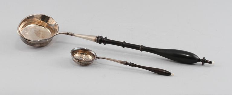 STRÖSKED samt SOPPSLEV, silver och svärtat trä, omkring sekelskiftet 1900. Vikt 150 g.