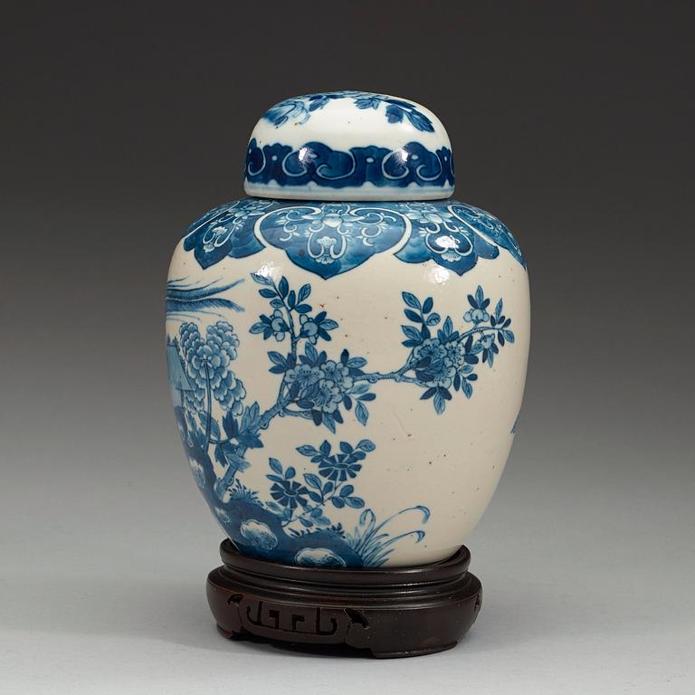 BOJAN, porslin. Qing dynastin, 1800-tal, med Kangxis sex karaktärer i underglasyrblått.