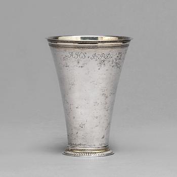 A SILVER BEAKER, 18TH CENTURY. UNKNOWN MASTER,  SWEDEN, WEIGHT CA 312 G.