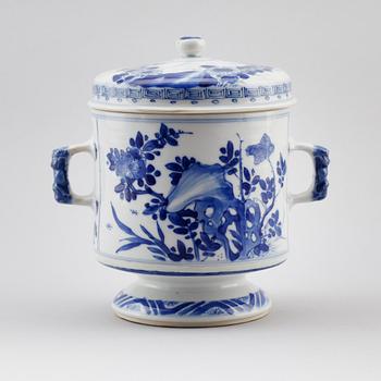 LOCKPOKAL på fot, porslin, Kina, Kangxi 1662-1722.