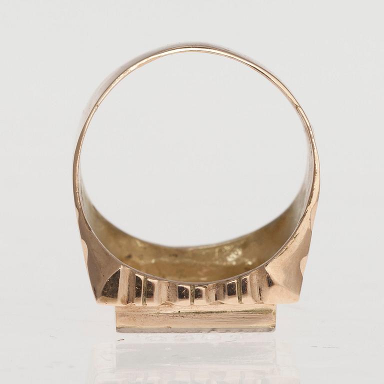 KLACKRING, 14K guld/vitguld, diamanter tot. 0,94 ct. Vikt 14,58 g. Intyg.