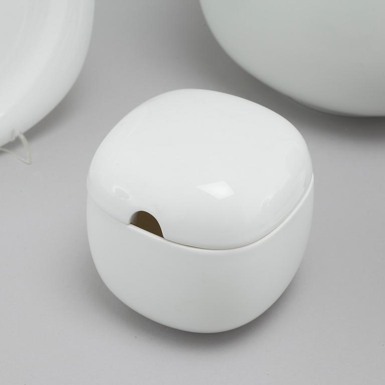 14 pieces of "Suomi" porcelain table ware, designed in 1976 by Timo Sarpaneva for Rosenthal.